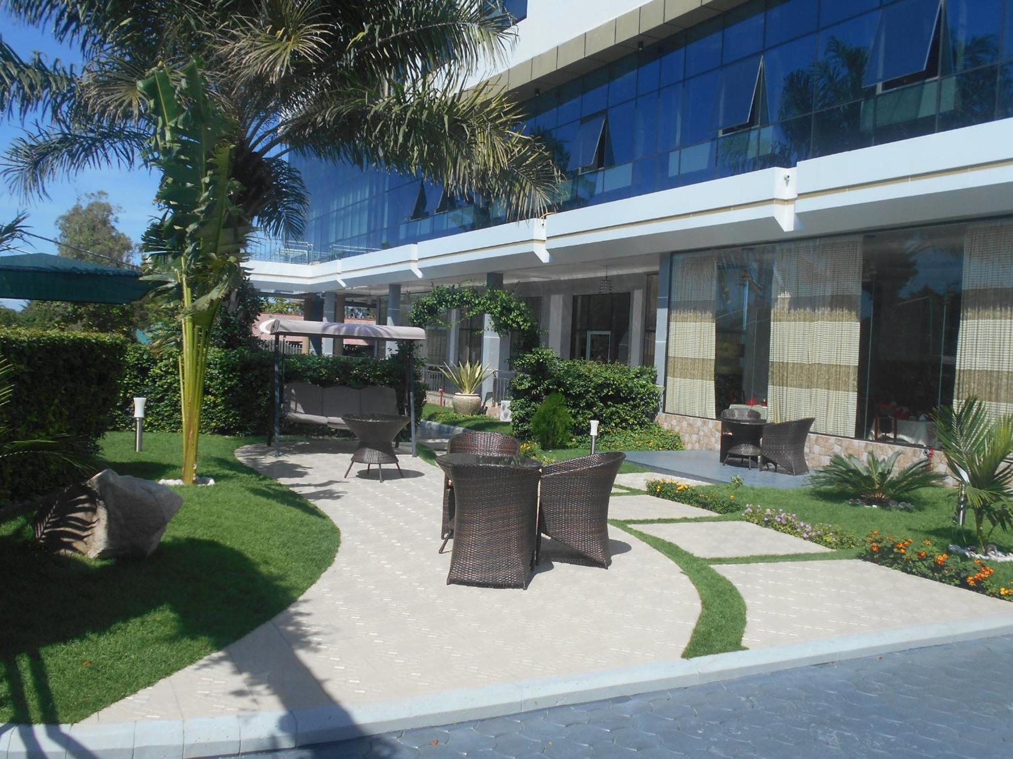 Adden Palace Hotel & Conference Centre Мванза Екстериор снимка
